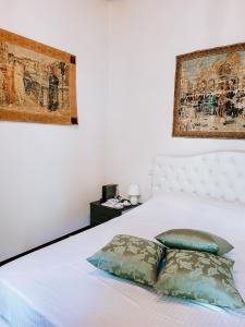 una camera con un letto bianco con due cuscini di Casa Locatelli - Apartment Deluxe & Suite a Padova