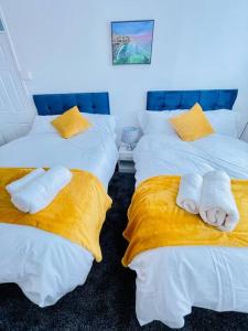 מיטה או מיטות בחדר ב-Mayfair Place - Cosy 3 Bedroom House with Free Parking