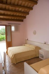 - une chambre avec un grand lit et une fenêtre dans l'établissement Baglio Antico, à Fulgatore