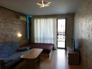 スヴェティ・ヴラスにあるLovely Studio in a Complex with a Pool by Flat Mаnаgerのソファとテレビのあるリビングルーム