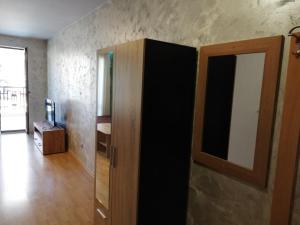 スヴェティ・ヴラスにあるLovely Studio in a Complex with a Pool by Flat Mаnаgerのテレビ付きの部屋へ通じるドアのある部屋