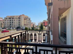 スヴェティ・ヴラスにあるLovely Studio in a Complex with a Pool by Flat Mаnаgerの市街の景色を望むバルコニー(建物付)