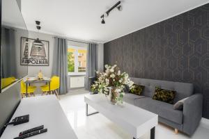 salon z kanapą i stołem w obiekcie Chociszewskiego Apartment Poznań by Noclegi Renters w Poznaniu
