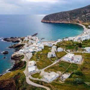 una vista aerea di una piccola città vicino all'oceano di Anastasia House ad Apóllon