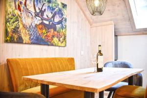 eine Flasche Wein auf einem Holztisch in einem Restaurant in der Unterkunft Haus8 – dein Genussferienhaus in Mettlach