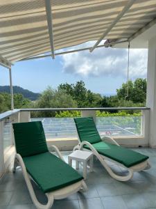 2 sedie verdi su un balcone con vista di Villa Carmela a Palinuro