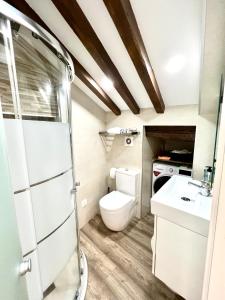 La petite salle de bains est pourvue de toilettes et d'un lavabo. dans l'établissement La buhardilla, à Soria