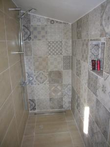 Un baño con ducha con puerta de cristal. en Etoilevacances gites Tournesol en Olive, en Saint-Cézaire-sur-Siagne 18 fotos más