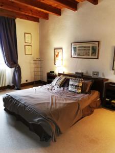 ein Schlafzimmer mit einem großen Bett in einem Zimmer in der Unterkunft maison de campagne in Isômes
