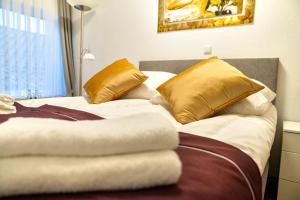 a bedroom with two beds with yellow pillows at Hotel Kronenkurve in Bergkamen