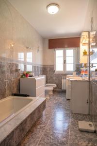 Koupelna v ubytování Apartamento Ultreia + 23 fotografií