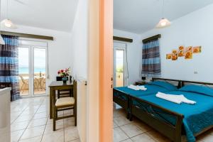 Ένα ή περισσότερα κρεβάτια σε δωμάτιο στο Asterina Seaside Apartments