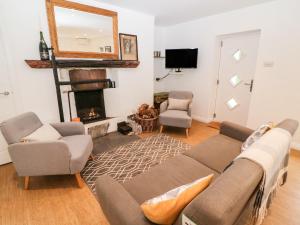 uma sala de estar com um sofá e uma lareira em Kealduff Lower em Glenbeigh