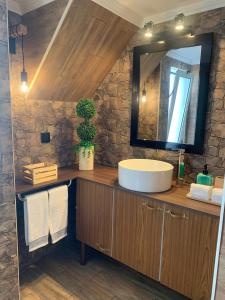 a bathroom with a sink and a mirror at Largo da Rainha, Guesthouse in Merciana