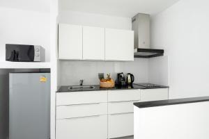 Nhà bếp/bếp nhỏ tại Leelawadee Apartment