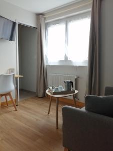 Posezení v ubytování Hôtel Le Poulmic + 25 fotografií