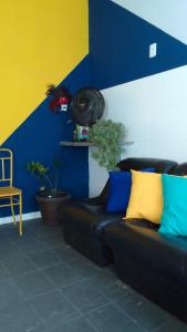 Uma área de estar em Hostel Diniz