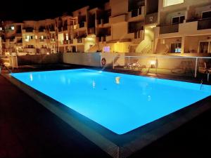 Bazén v ubytovaní Disfruta Sol & Playa en Corralejo I alebo v jeho blízkosti