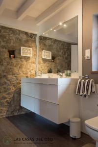 La salle de bains est pourvue d'un lavabo et d'un miroir. dans l'établissement El Torreón - Las Casas del Oso, à Proaza