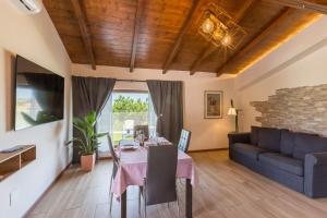 a living room with a table and a couch at Casa Grazia in San Giorgio di Pesaro