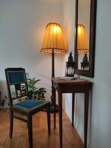 una silla y una mesa con una lámpara y un espejo en JLS Apartament z parkingiem przy plaży en Gdansk