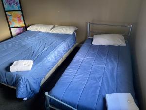 twee bedden naast elkaar in een kamer bij Australian Hotel Young in Young