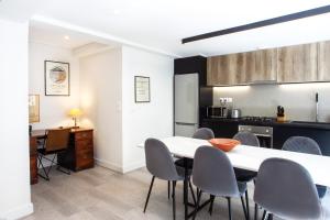 Kuchyň nebo kuchyňský kout v ubytování SV Acropolis Residence
