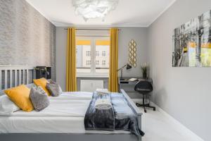 sypialnia z 2 łóżkami i biurkiem w obiekcie Chociszewskiego Apartment Poznań by Noclegi Renters w Poznaniu