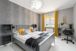 Łóżko lub łóżka w pokoju w obiekcie Chociszewskiego Apartment Poznań by Noclegi Renters
