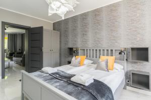 Łóżko lub łóżka w pokoju w obiekcie Chociszewskiego Apartment Poznań by Noclegi Renters