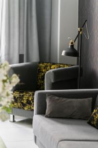 un soggiorno con divano e lampada di Chociszewskiego Apartment Poznań by Renters a Poznań
