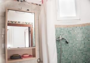 ein Bad mit einem Spiegel und einer Dusche in der Unterkunft CASA BEATLES DEL VALLE in Pinos del Valle