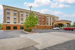 un estacionamiento frente a un edificio en Comfort Suites Mt Juliet-Nashville Area en Mount Juliet