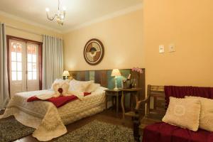 - une chambre avec un lit fleuri dans l'établissement Pousada Encanto da Serra, à Tiradentes