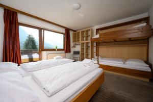 Postel nebo postele na pokoji v ubytování Sonnenburg Hotel