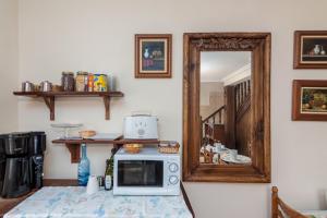 a microwave sitting on a table in front of a mirror at La Casa de Mamasita (Casa completa) in Queveda