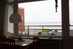 mesa de comedor con vistas al océano en Oland Whg 23 Küstensegler en Wyk auf Föhr