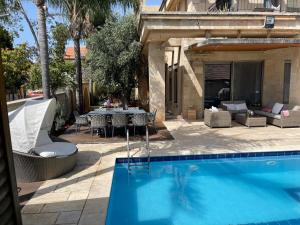 בריכת השחייה שנמצאת ב-WONDERFUL LUXURY VILLA AT HERZLIYA PITUACH או באזור