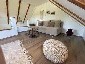 Prostor za sedenje u objektu Forest House Divcibare