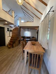 comedor con mesa de madera y sillas en Forest House Divcibare en Divčibare
