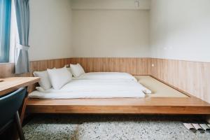 東皋歇暝-鹿港民宿 Tang-ko Hioh-mî- Lukang Guesthouse客房内的一张或多张床位