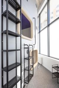 Poschodová posteľ alebo postele v izbe v ubytovaní Capsule Hotel Constellation 89