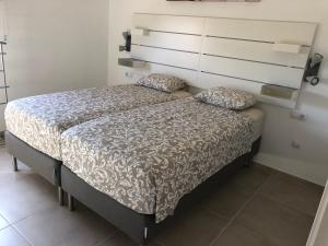 sypialnia z łóżkiem z białą narzutą w obiekcie Casa Monroe op Oasis Tamarindo 1 w Corralejo +28 zdjęć