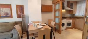 mały apartament ze stołem i kuchnią w obiekcie ACV - Playa Coral II-2ªlinea planta baja norte w mieście Oropesa del Mar