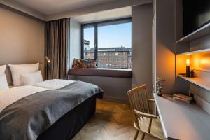 pokój hotelowy z łóżkiem i oknem w obiekcie Scandic Norreport w Kopenhadze