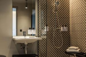 La salle de bains est pourvue d'un lavabo et d'une douche. dans l'établissement Scandic Norreport, à Copenhague