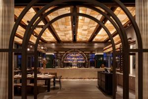 un restaurant avec un grand plafond en bois dans l'établissement Hyatt Centric Buckhead Atlanta, à Atlanta