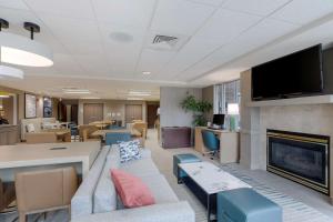 Comfort Inn & Suites Boulder في بولدر: غرفة معيشة مع أريكة ومدفأة