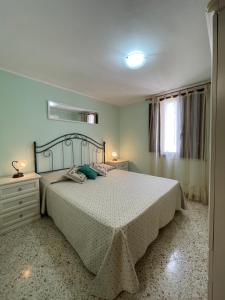 una camera con un grande letto e una finestra di Attico a San Vito Lo Capo a San Vito lo Capo