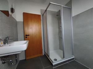 Koupelna v ubytování Ostseebrise + 16 fotografií